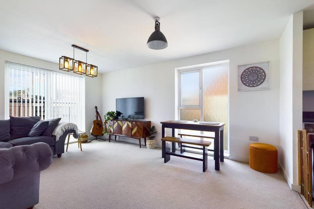 Chic City Centre Apartment With Allocated Parking Swansea Exterior photo