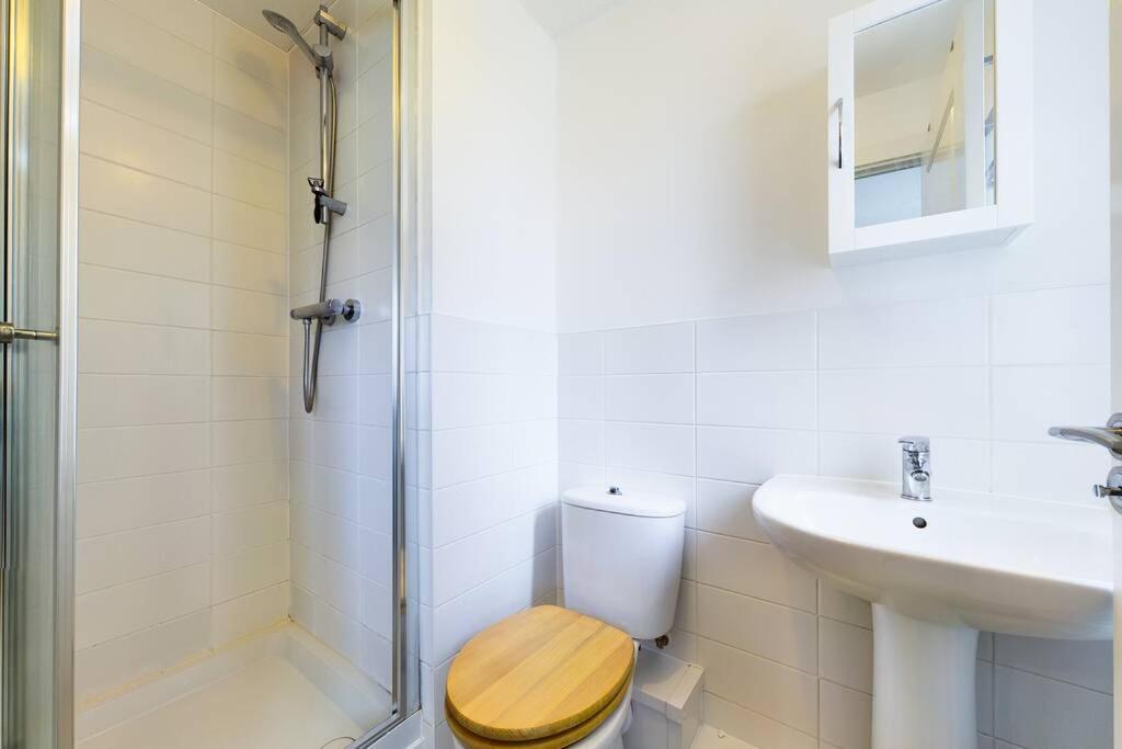 Chic City Centre Apartment With Allocated Parking Swansea Exterior photo