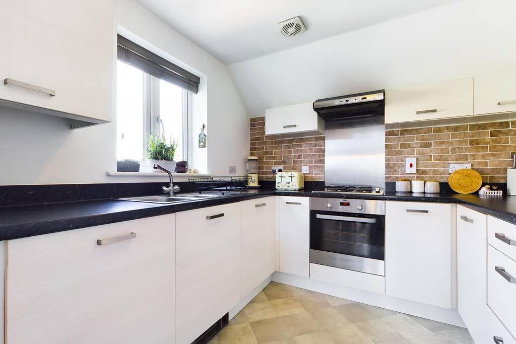 Chic City Centre Apartment With Allocated Parking Swansea Exterior photo