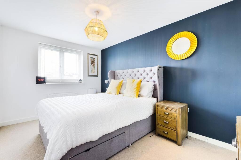 Chic City Centre Apartment With Allocated Parking Swansea Exterior photo